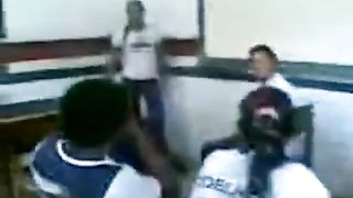 Novinha tirando a roupa na sala de aula